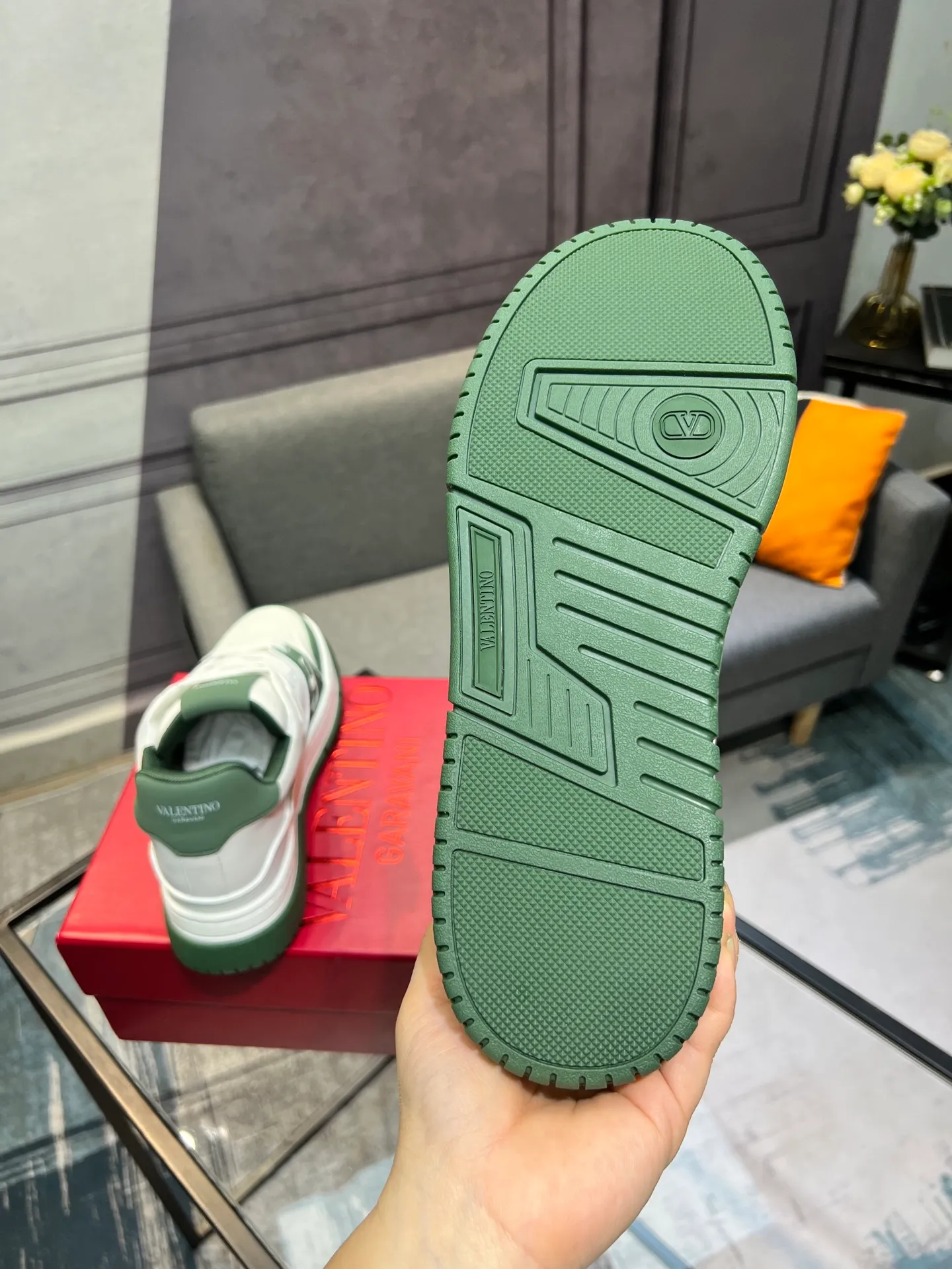 Men's Men's Shoes 💰660 Valentino 2023 early autumn new star shoes are now online! Wang Hedi and Ren Jialun have been worn by many celebrities. Who can refuse the same couple shoes as Wang Hedi! The design of Stars Stab My Heart is cool and spicy. The material of the shoes is cowhide, and every color is beautiful! Size 35-40, men’s size 39-44 (women’s 41, men’s 38, 45🉑️customized)